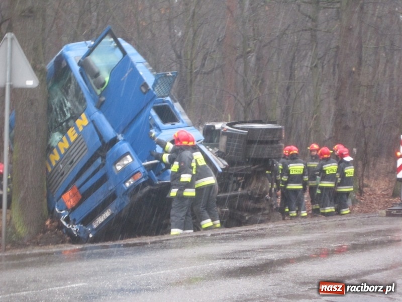 Zdjęcie w galerii na portalu naszraciborz.pl: Akcja Cysterna w Rudach. 23 zastępy zawodowej straży, ewakuacja i duże straty materialne wiadomości z regionu