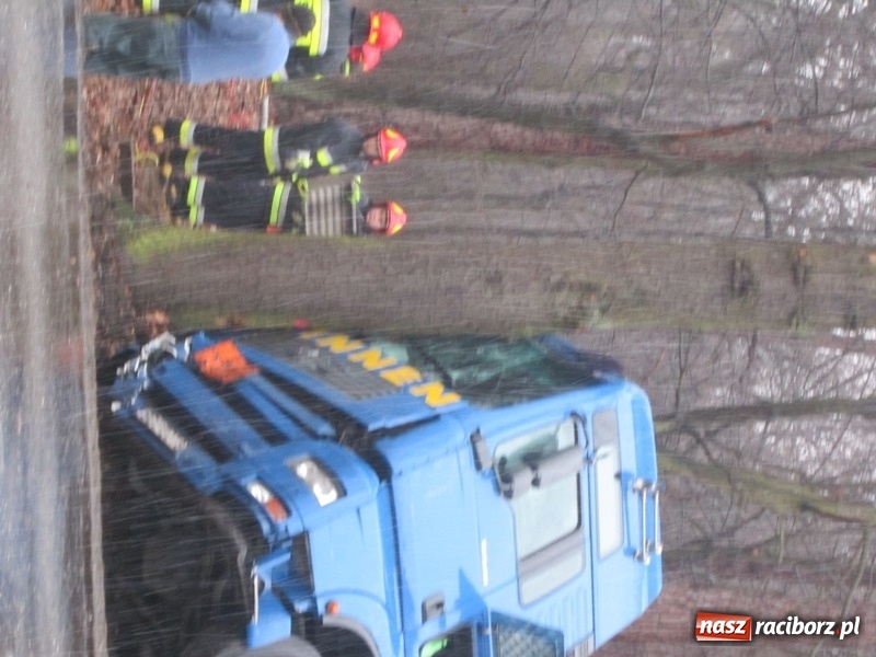 Zdjęcie w galerii na portalu naszraciborz.pl: Akcja Cysterna w Rudach. 23 zastępy zawodowej straży, ewakuacja i duże straty materialne wiadomości z regionu