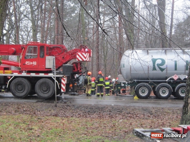 Zdjęcie w galerii na portalu naszraciborz.pl: Akcja Cysterna w Rudach. 23 zastępy zawodowej straży, ewakuacja i duże straty materialne wiadomości z regionu