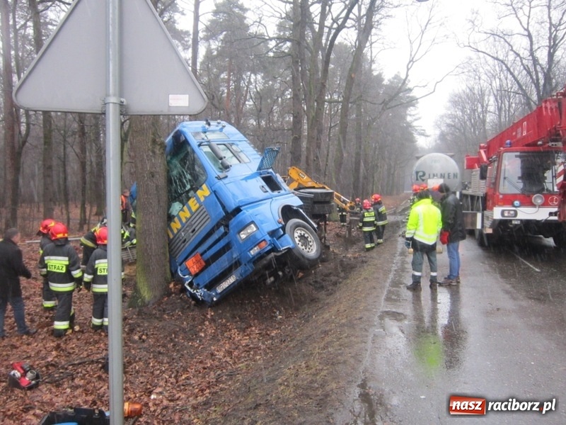 Zdjęcie w galerii na portalu naszraciborz.pl: Akcja Cysterna w Rudach. 23 zastępy zawodowej straży, ewakuacja i duże straty materialne wiadomości z regionu