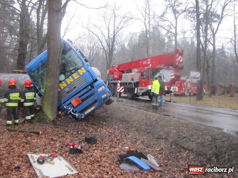Zdjęcie w galerii na portalu naszraciborz.pl: Akcja Cysterna w Rudach. 23 zastępy zawodowej straży, ewakuacja i duże straty materialne wiadomości z regionu