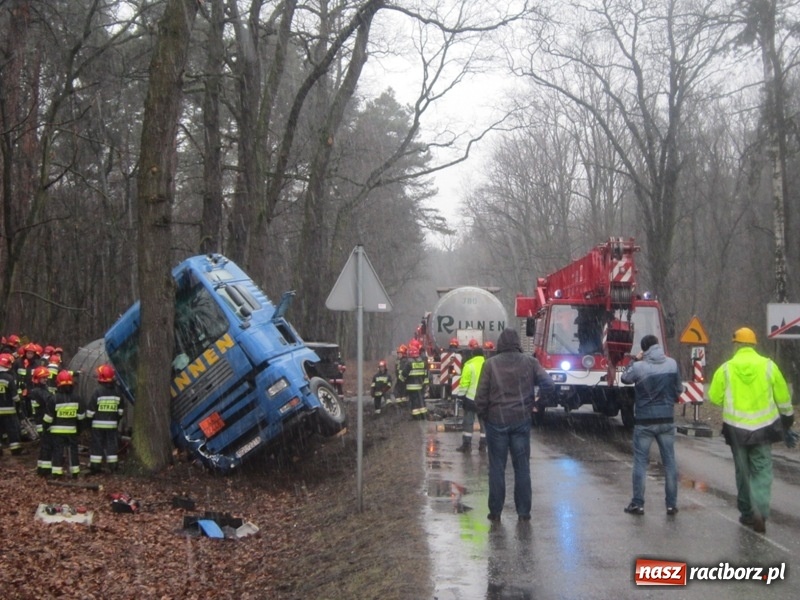 Zdjęcie w galerii na portalu naszraciborz.pl: Akcja Cysterna w Rudach. 23 zastępy zawodowej straży, ewakuacja i duże straty materialne wiadomości z regionu