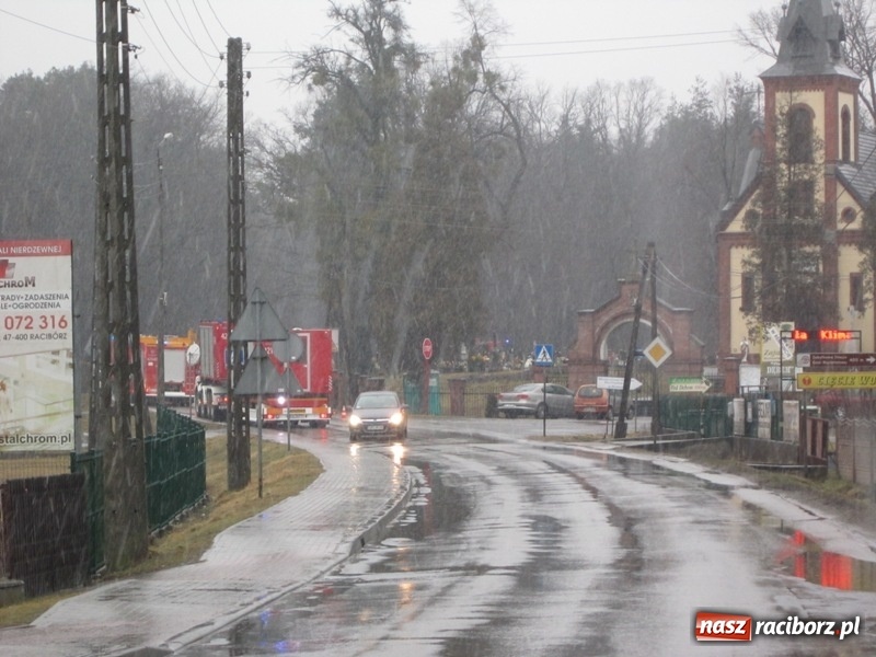 Zdjęcie w galerii na portalu naszraciborz.pl: Wypadek cysterny z siarką sparaliżował ruch na trasie Racibórz-Rudy-Gliwice  wiadomości z regionu