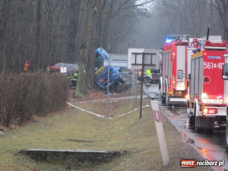 Zdjęcie w galerii na portalu naszraciborz.pl: Wypadek cysterny z siarką sparaliżował ruch na trasie Racibórz-Rudy-Gliwice  wiadomości z regionu