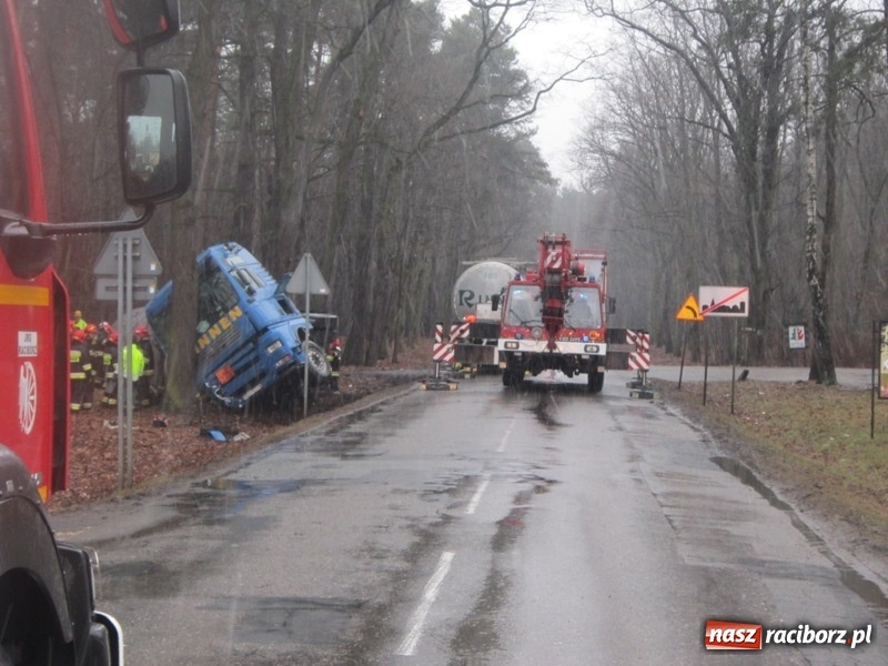 Zdjęcie w galerii na portalu naszraciborz.pl: Wypadek cysterny z siarką sparaliżował ruch na trasie Racibórz-Rudy-Gliwice  wiadomości z regionu