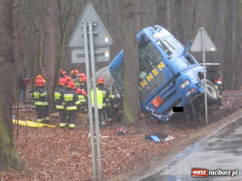 Zdjęcie w galerii na portalu naszraciborz.pl: Wypadek cysterny z siarką sparaliżował ruch na trasie Racibórz-Rudy-Gliwice  wiadomości z regionu