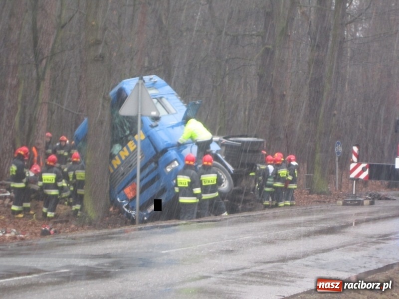 Zdjęcie w galerii na portalu naszraciborz.pl: Wypadek cysterny z siarką sparaliżował ruch na trasie Racibórz-Rudy-Gliwice  wiadomości z regionu