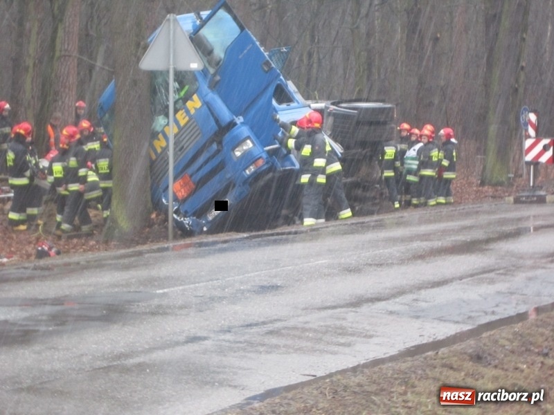 Zdjęcie w galerii na portalu naszraciborz.pl: Wypadek cysterny z siarką sparaliżował ruch na trasie Racibórz-Rudy-Gliwice  wiadomości z regionu
