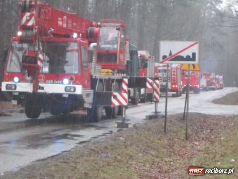 Zdjęcie w galerii na portalu naszraciborz.pl: Wypadek cysterny z siarką sparaliżował ruch na trasie Racibórz-Rudy-Gliwice  wiadomości z regionu