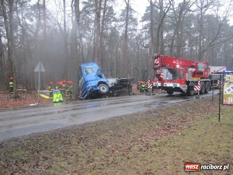 Zdjęcie w galerii na portalu naszraciborz.pl: Wypadek cysterny z siarką sparaliżował ruch na trasie Racibórz-Rudy-Gliwice  wiadomości z regionu