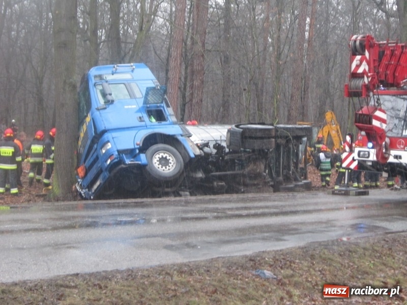 Zdjęcie w galerii na portalu naszraciborz.pl: Wypadek cysterny z siarką sparaliżował ruch na trasie Racibórz-Rudy-Gliwice  wiadomości z regionu