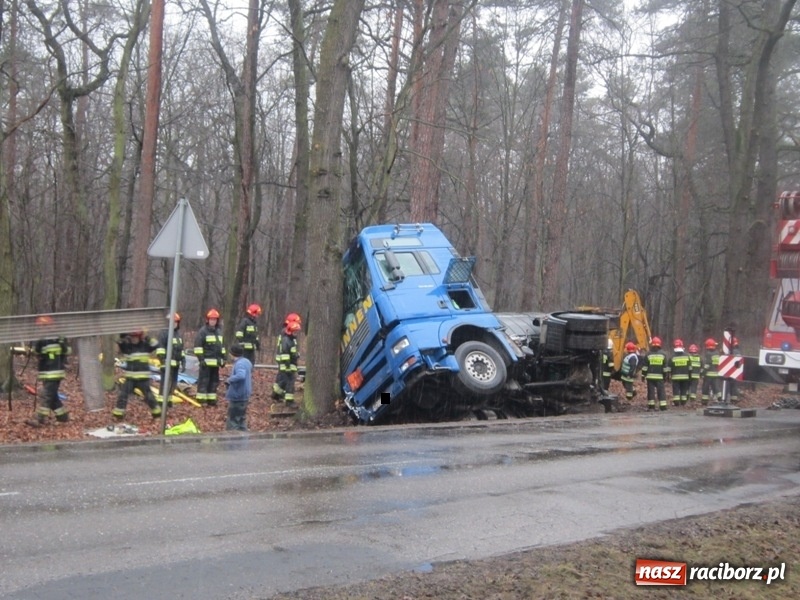 Zdjęcie w galerii na portalu naszraciborz.pl: Wypadek cysterny z siarką sparaliżował ruch na trasie Racibórz-Rudy-Gliwice  wiadomości z regionu