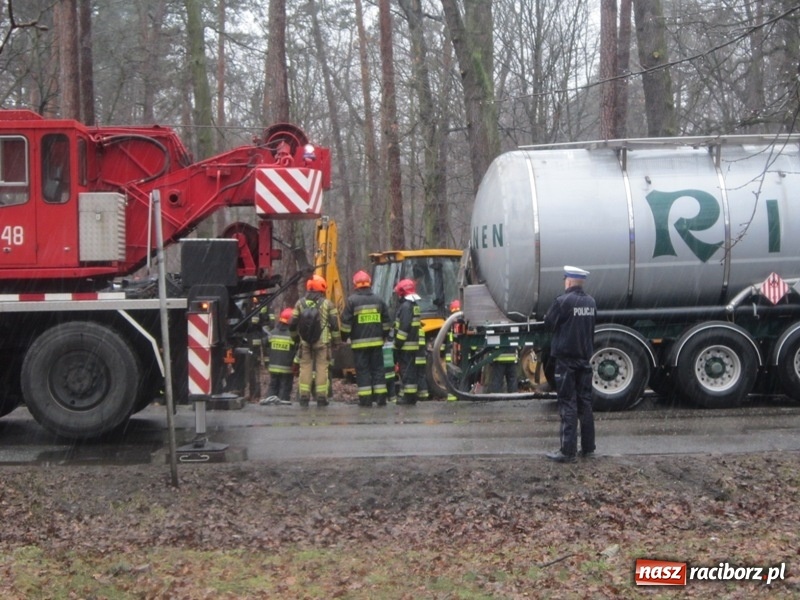 Zdjęcie w galerii na portalu naszraciborz.pl: Wypadek cysterny z siarką sparaliżował ruch na trasie Racibórz-Rudy-Gliwice  wiadomości z regionu