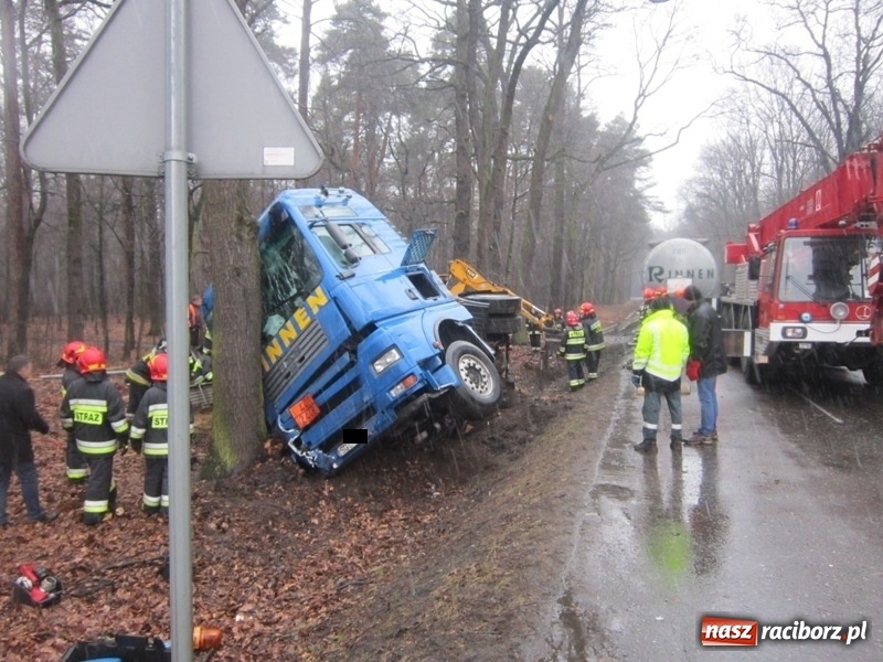Zdjęcie w galerii na portalu naszraciborz.pl: Wypadek cysterny z siarką sparaliżował ruch na trasie Racibórz-Rudy-Gliwice  wiadomości z regionu