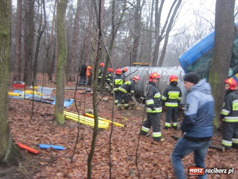Zdjęcie w galerii na portalu naszraciborz.pl: Wypadek cysterny z siarką sparaliżował ruch na trasie Racibórz-Rudy-Gliwice  wiadomości z regionu