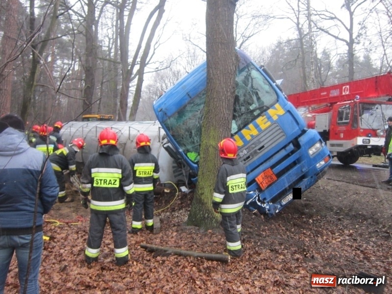 Zdjęcie w galerii na portalu naszraciborz.pl: Wypadek cysterny z siarką sparaliżował ruch na trasie Racibórz-Rudy-Gliwice  wiadomości z regionu