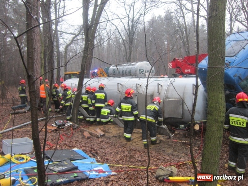 Zdjęcie w galerii na portalu naszraciborz.pl: Wypadek cysterny z siarką sparaliżował ruch na trasie Racibórz-Rudy-Gliwice  wiadomości z regionu