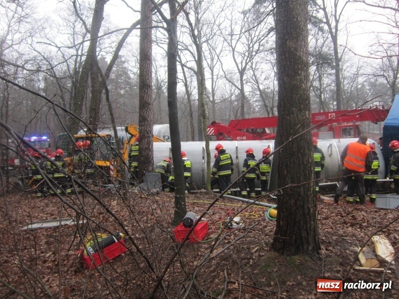 Zdjęcie w galerii na portalu naszraciborz.pl: Wypadek cysterny z siarką sparaliżował ruch na trasie Racibórz-Rudy-Gliwice  wiadomości z regionu