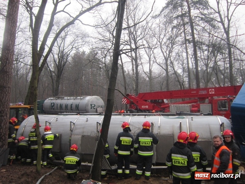 Zdjęcie w galerii na portalu naszraciborz.pl: Wypadek cysterny z siarką sparaliżował ruch na trasie Racibórz-Rudy-Gliwice  wiadomości z regionu
