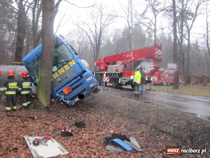 Zdjęcie w galerii na portalu naszraciborz.pl: Wypadek cysterny z siarką sparaliżował ruch na trasie Racibórz-Rudy-Gliwice  wiadomości z regionu