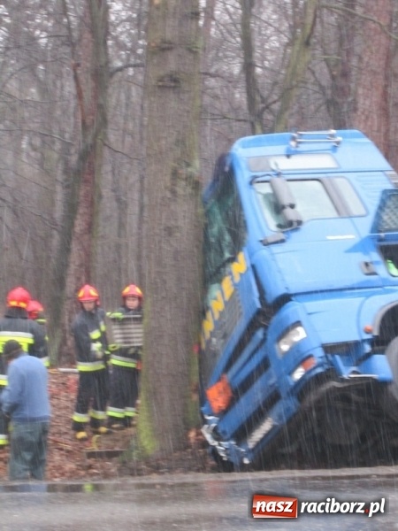 Zdjęcie w galerii na portalu naszraciborz.pl: Wypadek cysterny z siarką sparaliżował ruch na trasie Racibórz-Rudy-Gliwice  wiadomości z regionu