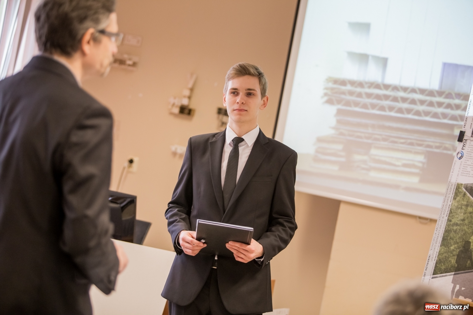 Zdjęcie w galerii na portalu naszraciborz.pl: W Instytucie Architektury PWSZ trwają obrony dyplomów inżynierskich  wiadomości z regionu