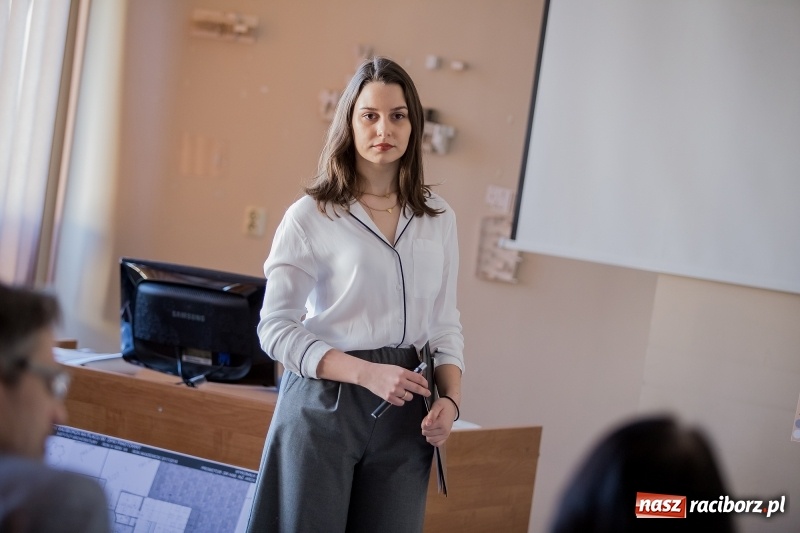 Zdjęcie w galerii na portalu naszraciborz.pl: W Instytucie Architektury PWSZ trwają obrony dyplomów inżynierskich  wiadomości z regionu