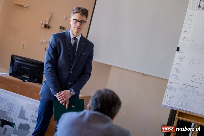 Zdjęcie w galerii na portalu naszraciborz.pl: W Instytucie Architektury PWSZ trwają obrony dyplomów inżynierskich  wiadomości z regionu