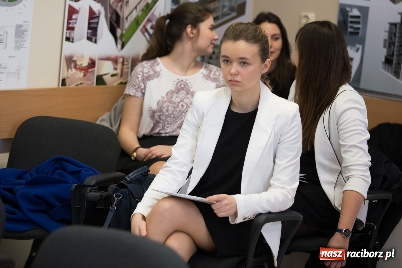 Zdjęcie w galerii na portalu naszraciborz.pl: W Instytucie Architektury PWSZ trwają obrony dyplomów inżynierskich  wiadomości z regionu
