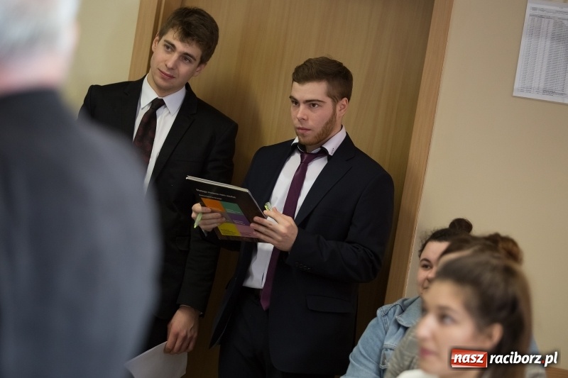 Zdjęcie w galerii na portalu naszraciborz.pl: W Instytucie Architektury PWSZ trwają obrony dyplomów inżynierskich  wiadomości z regionu