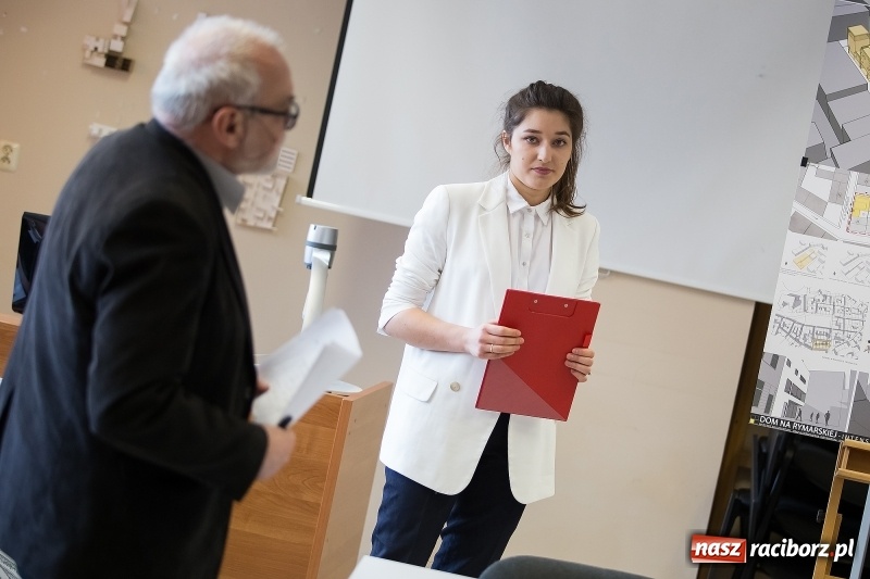 Zdjęcie w galerii na portalu naszraciborz.pl: W Instytucie Architektury PWSZ trwają obrony dyplomów inżynierskich  wiadomości z regionu