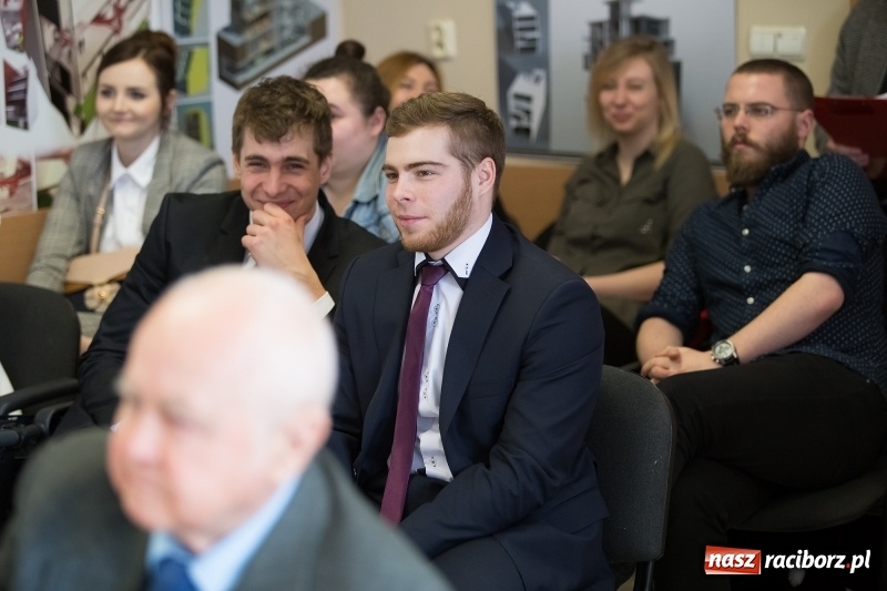 Zdjęcie w galerii na portalu naszraciborz.pl: W Instytucie Architektury PWSZ trwają obrony dyplomów inżynierskich  wiadomości z regionu