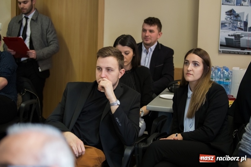 Zdjęcie w galerii na portalu naszraciborz.pl: W Instytucie Architektury PWSZ trwają obrony dyplomów inżynierskich  wiadomości z regionu