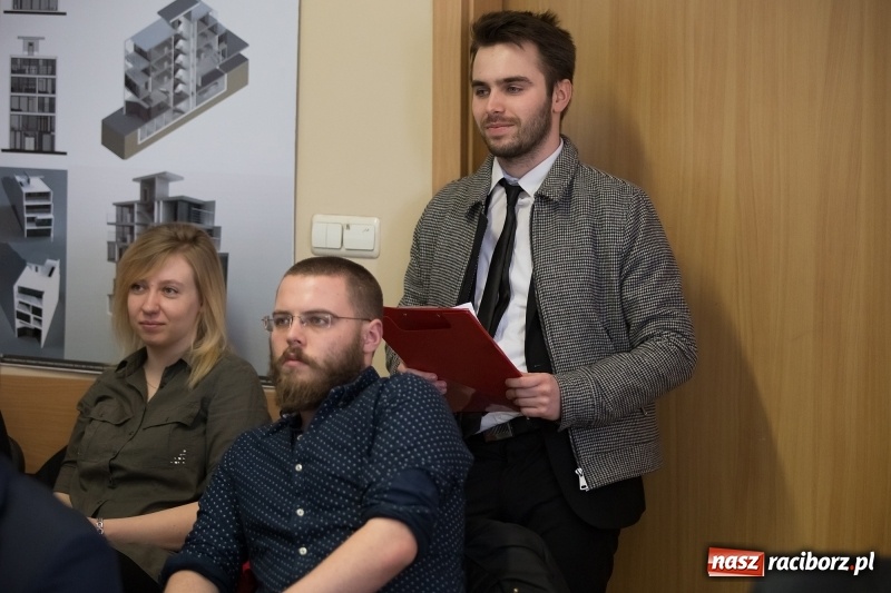 Zdjęcie w galerii na portalu naszraciborz.pl: W Instytucie Architektury PWSZ trwają obrony dyplomów inżynierskich  wiadomości z regionu