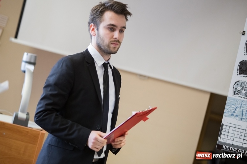 Zdjęcie w galerii na portalu naszraciborz.pl: W Instytucie Architektury PWSZ trwają obrony dyplomów inżynierskich  wiadomości z regionu