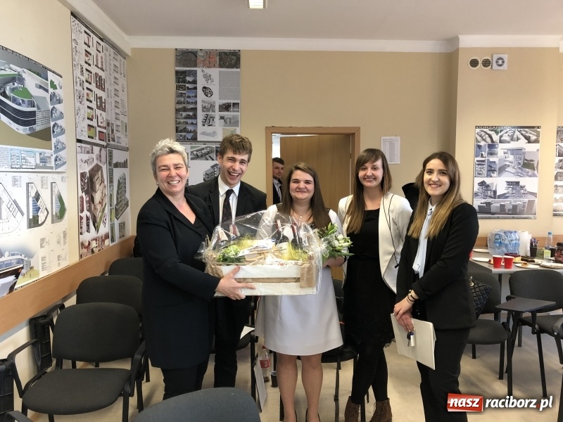 Zdjęcie w galerii na portalu naszraciborz.pl: W Instytucie Architektury PWSZ trwają obrony dyplomów inżynierskich  wiadomości z regionu