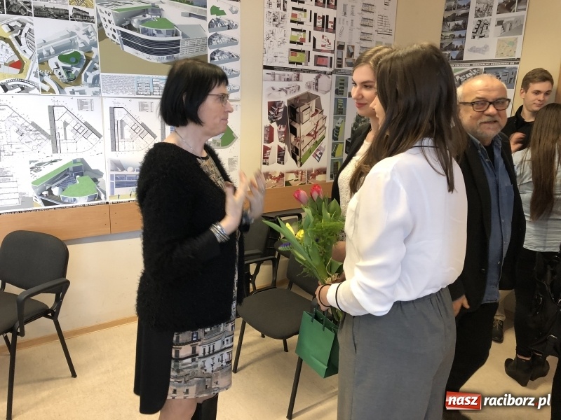 Zdjęcie w galerii na portalu naszraciborz.pl: W Instytucie Architektury PWSZ trwają obrony dyplomów inżynierskich  wiadomości z regionu