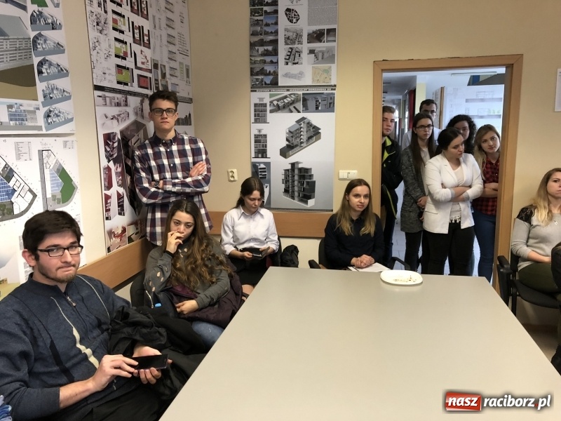 Zdjęcie w galerii na portalu naszraciborz.pl: W Instytucie Architektury PWSZ trwają obrony dyplomów inżynierskich  wiadomości z regionu
