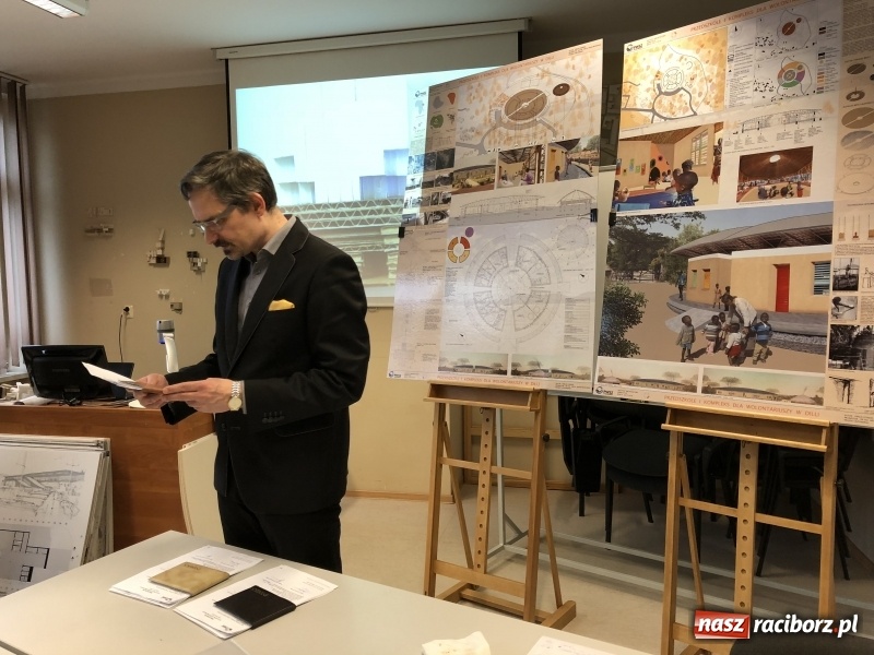 Zdjęcie w galerii na portalu naszraciborz.pl: W Instytucie Architektury PWSZ trwają obrony dyplomów inżynierskich  wiadomości z regionu