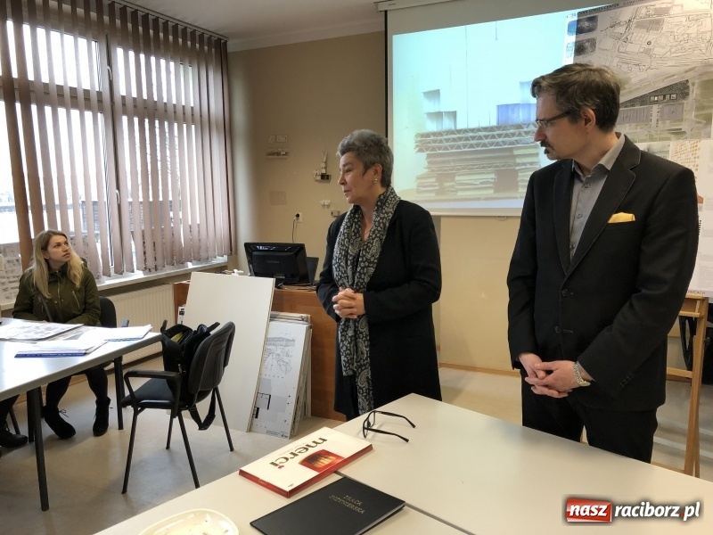 Zdjęcie w galerii na portalu naszraciborz.pl: W Instytucie Architektury PWSZ trwają obrony dyplomów inżynierskich  wiadomości z regionu