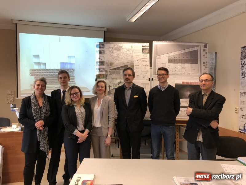 Zdjęcie w galerii na portalu naszraciborz.pl: W Instytucie Architektury PWSZ trwają obrony dyplomów inżynierskich  wiadomości z regionu