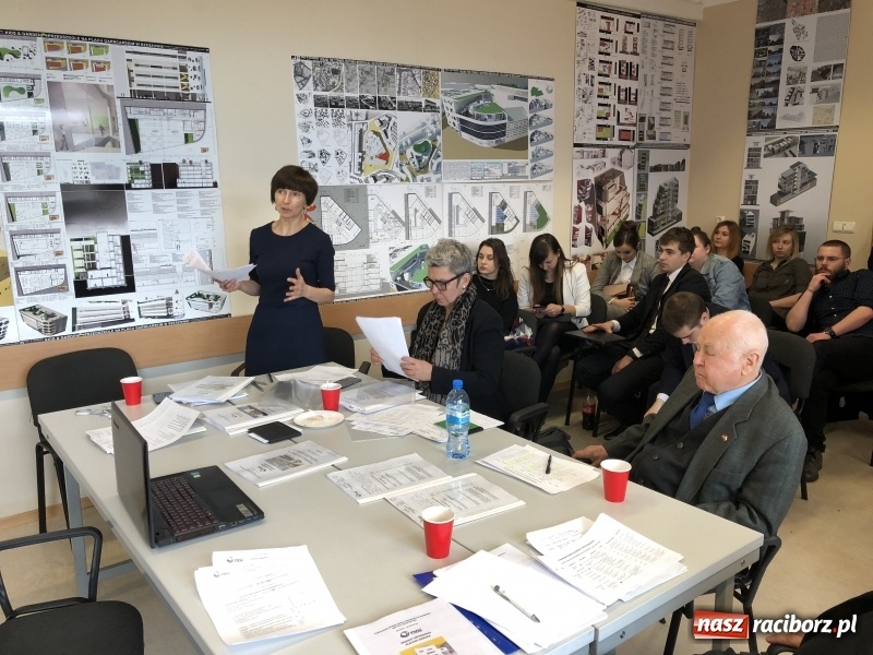 Zdjęcie w galerii na portalu naszraciborz.pl: W Instytucie Architektury PWSZ trwają obrony dyplomów inżynierskich  wiadomości z regionu