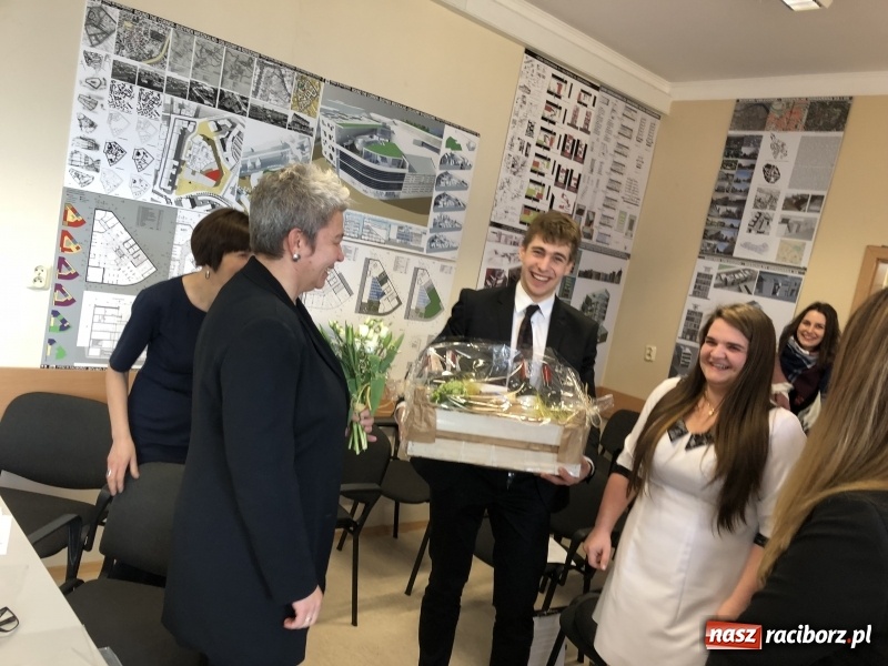 Zdjęcie w galerii na portalu naszraciborz.pl: W Instytucie Architektury PWSZ trwają obrony dyplomów inżynierskich  wiadomości z regionu