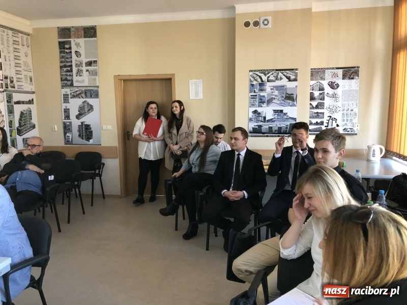 Zdjęcie w galerii na portalu naszraciborz.pl: W Instytucie Architektury PWSZ trwają obrony dyplomów inżynierskich  wiadomości z regionu