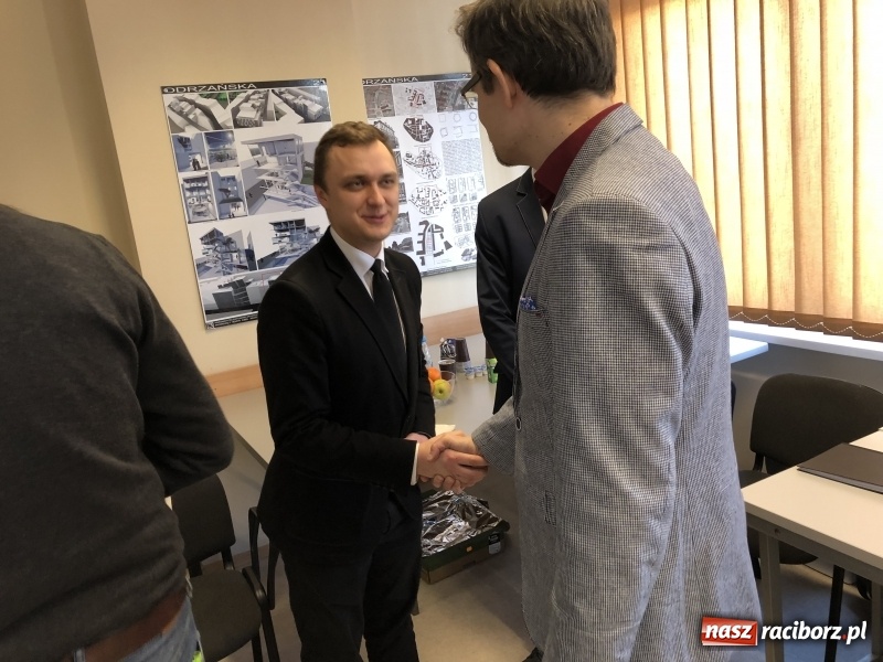 Zdjęcie w galerii na portalu naszraciborz.pl: W Instytucie Architektury PWSZ trwają obrony dyplomów inżynierskich  wiadomości z regionu