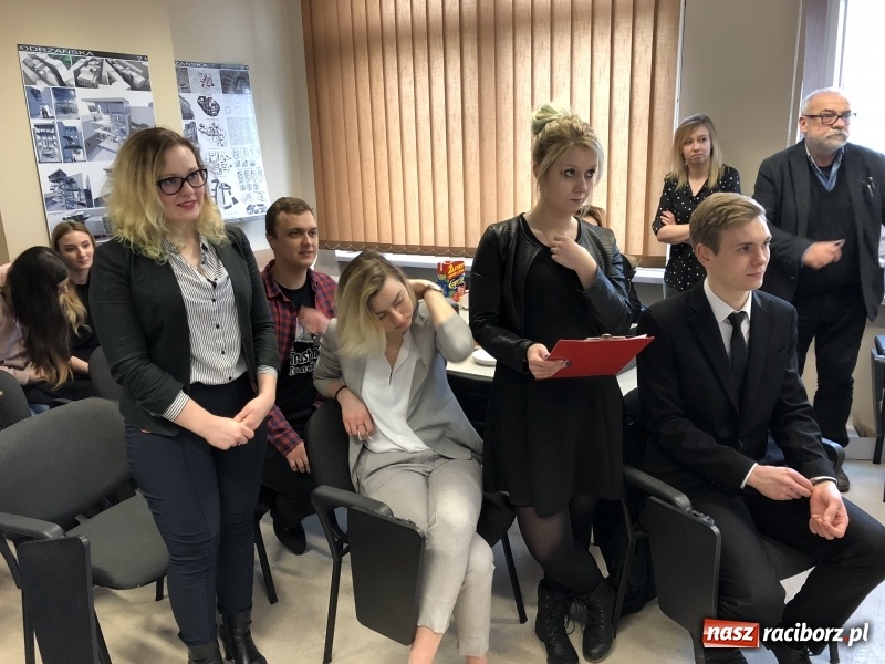 Zdjęcie w galerii na portalu naszraciborz.pl: W Instytucie Architektury PWSZ trwają obrony dyplomów inżynierskich  wiadomości z regionu