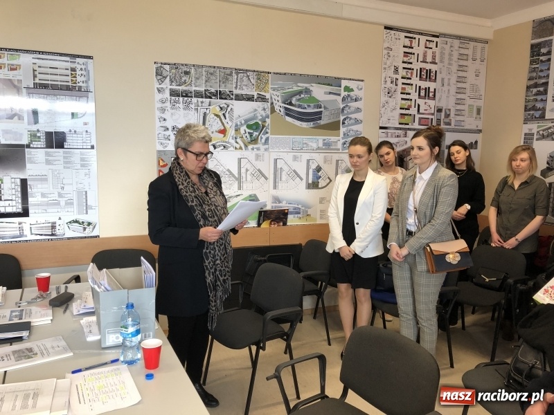 Zdjęcie w galerii na portalu naszraciborz.pl: W Instytucie Architektury PWSZ trwają obrony dyplomów inżynierskich  wiadomości z regionu