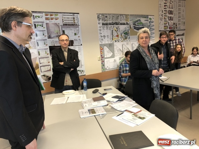 Zdjęcie w galerii na portalu naszraciborz.pl: W Instytucie Architektury PWSZ trwają obrony dyplomów inżynierskich  wiadomości z regionu