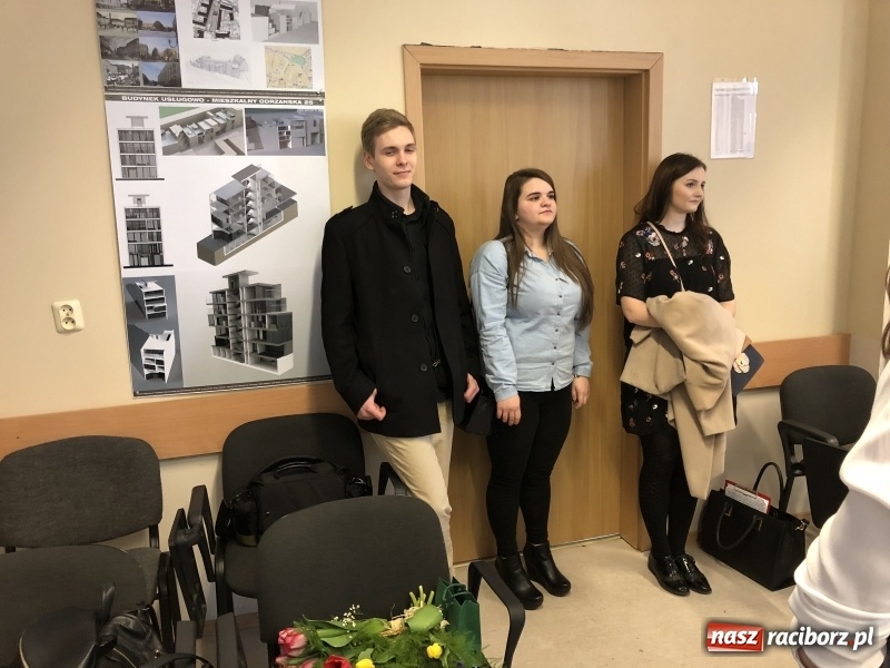 Zdjęcie w galerii na portalu naszraciborz.pl: W Instytucie Architektury PWSZ trwają obrony dyplomów inżynierskich  wiadomości z regionu