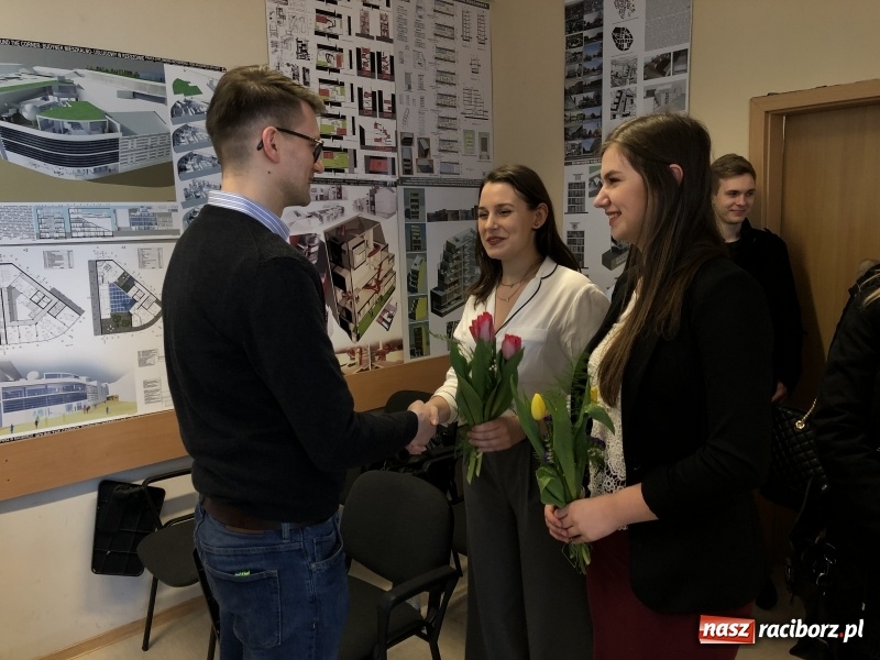 Zdjęcie w galerii na portalu naszraciborz.pl: W Instytucie Architektury PWSZ trwają obrony dyplomów inżynierskich  wiadomości z regionu